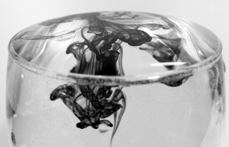 Water and glass act as lenses for observation of food dye in water