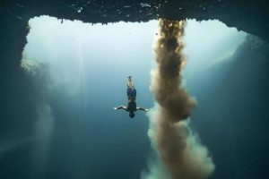 adam-stern-dives-down-into-the-blue-hole
