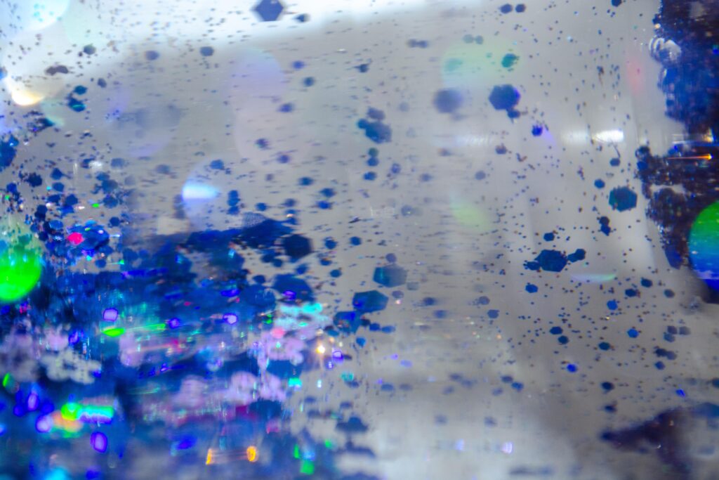 Glitter moving in an annulus of water from side to side